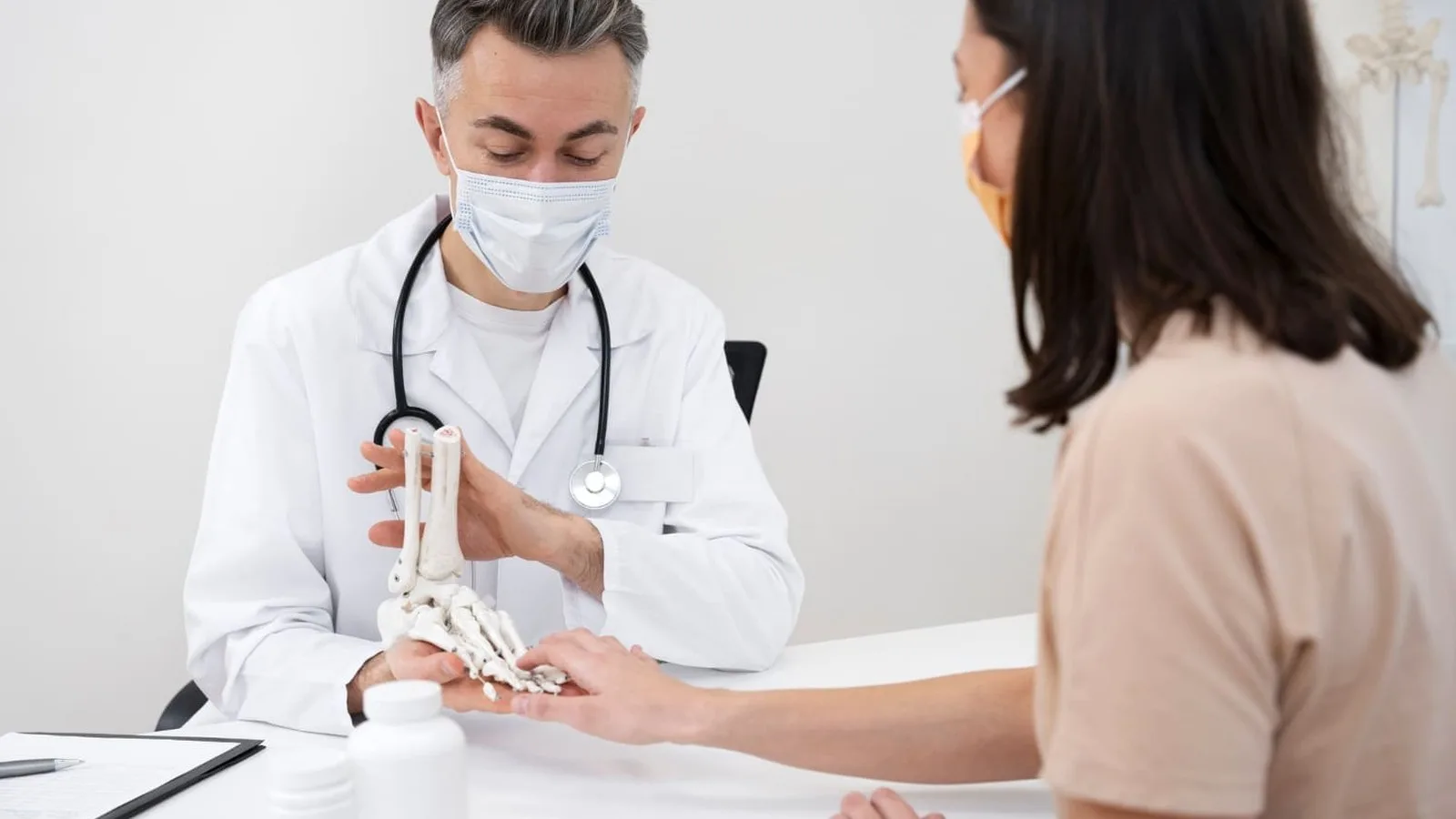¿Qué especialista trata el dolor articular?